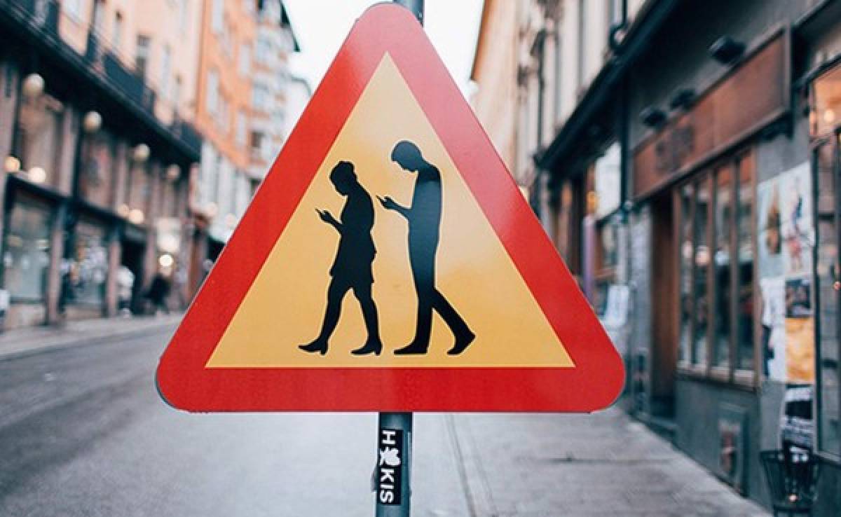 Crean semáforos para peatones adictos al teléfono celular