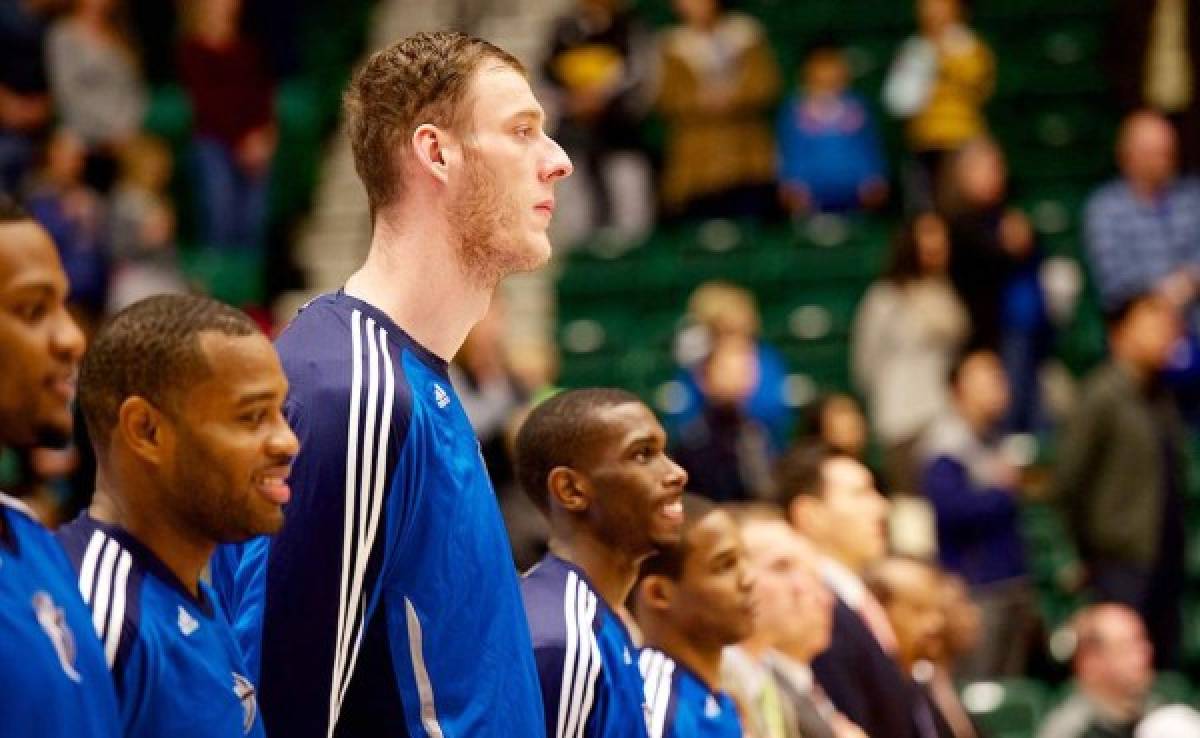 El Chesire Phoenix inglés ficha al jugador de baloncesto más alto del mundo