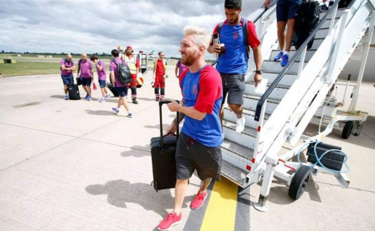 Messi llega con Barcelona a Inglaterra y firma una camisa de Argentina sin complejos