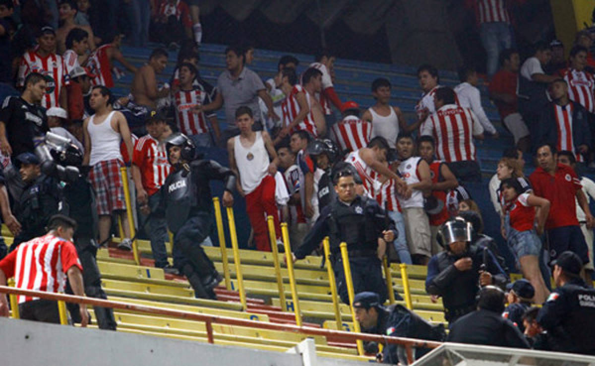VIDEO: Salvaje paliza de aficionados a policías en estadio de México