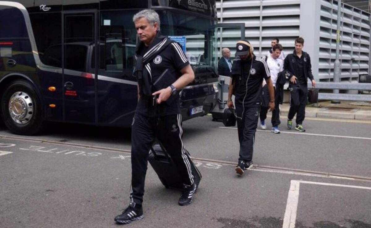 Mourinho fue recibido con cánticos de apoyo en Madrid