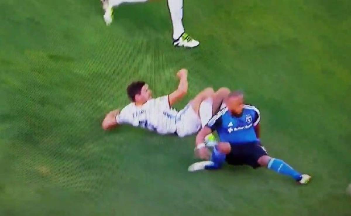 'Muma' Bernárdez se marcha lesionado tras dura entrada de Gerrard