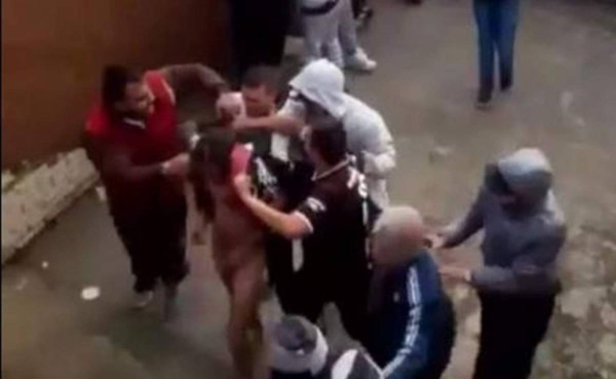 VIDEO: Desnudan y golpean a hincha por celebrar penal en tribuna rival en Argentina