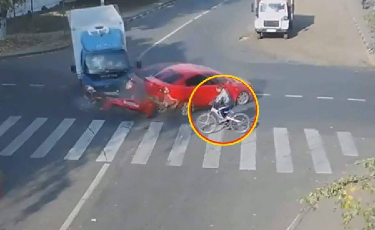VIDEO: Ciclista sobrevive de milagro en accidente en Rusia