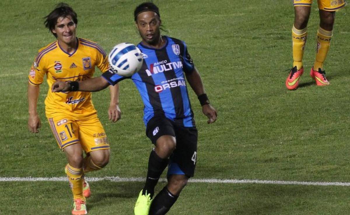 VIDEO: Ronaldinho debuta con Querérato perdiendo y errando penal