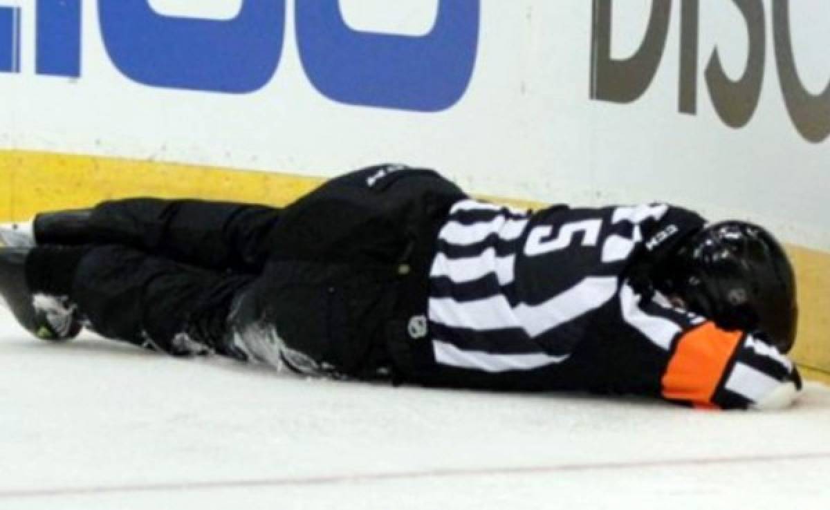 Murió un árbitro de hockey sobre hielo al ser golpeado en la cabeza por un disco