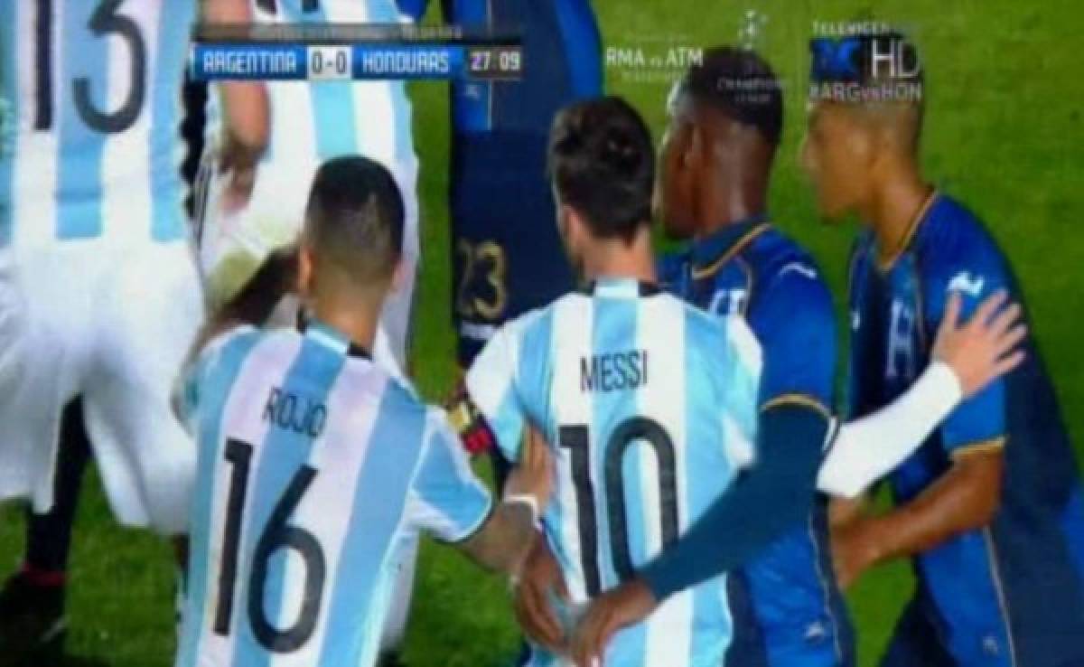 El abrazo 'romántico' de Romell Quioto a Lionel Messi