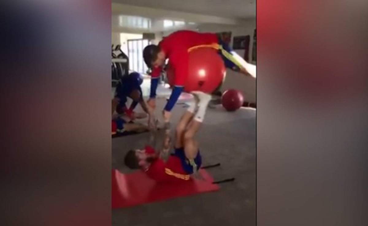 VIDEO: La cómica forma de Sergio Ramos y Morata de usar la pelota de gimnasia