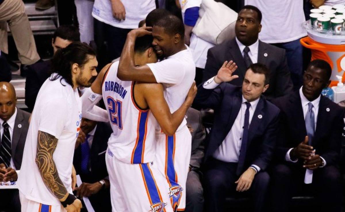 Westbrook y Durant encaminan a OKC en triunfo y ponen a Golden State contra la pared