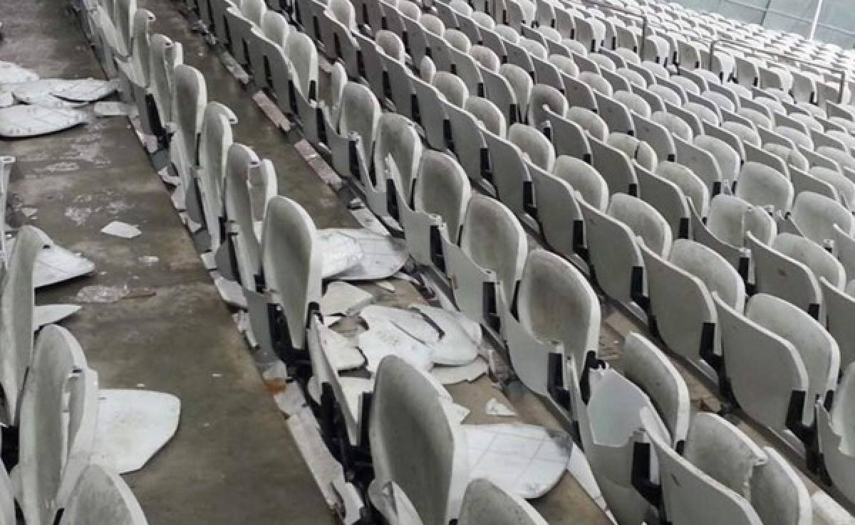 Aficionados en Brasil destrozan sillas del Arena Corinthians