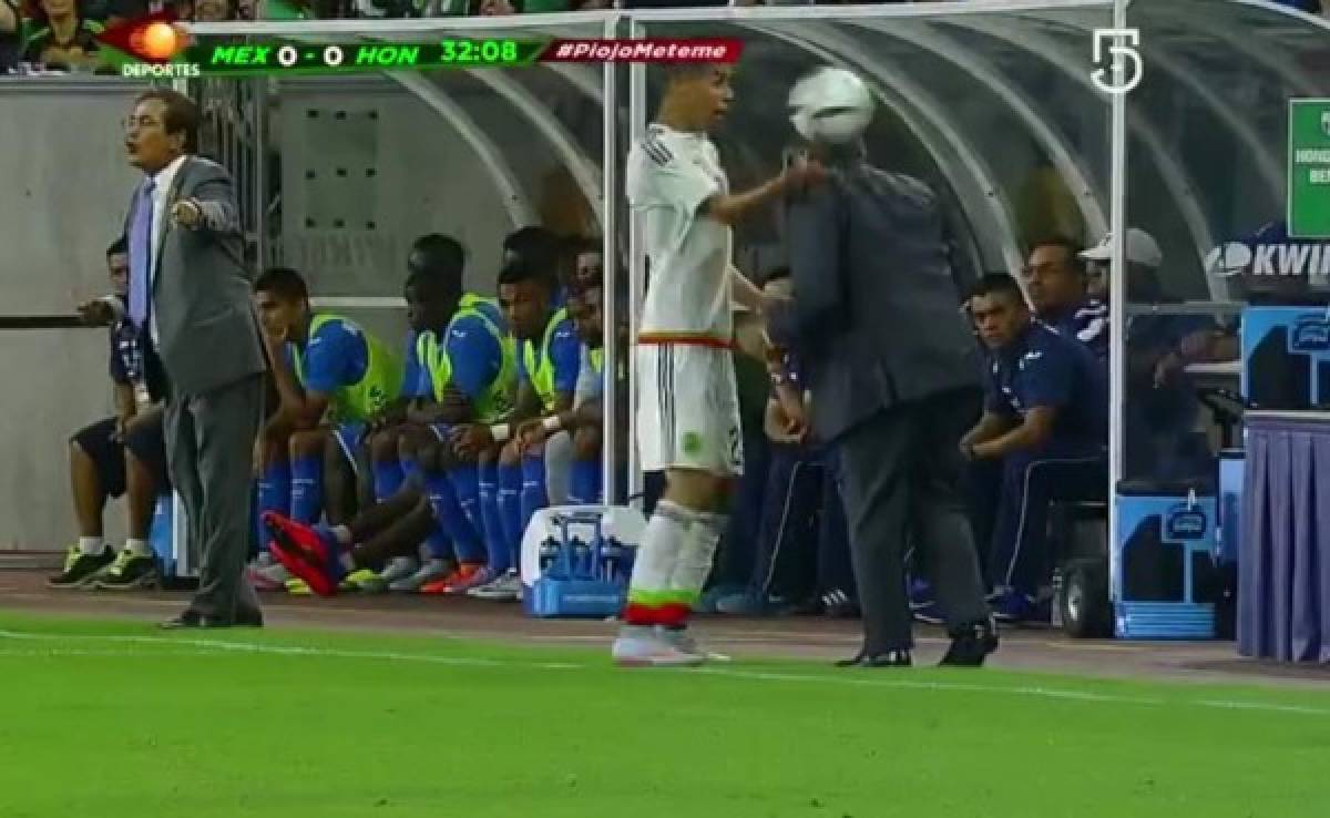 VIDEO: Miguel Herrera recibe pelotazo de un aficionado