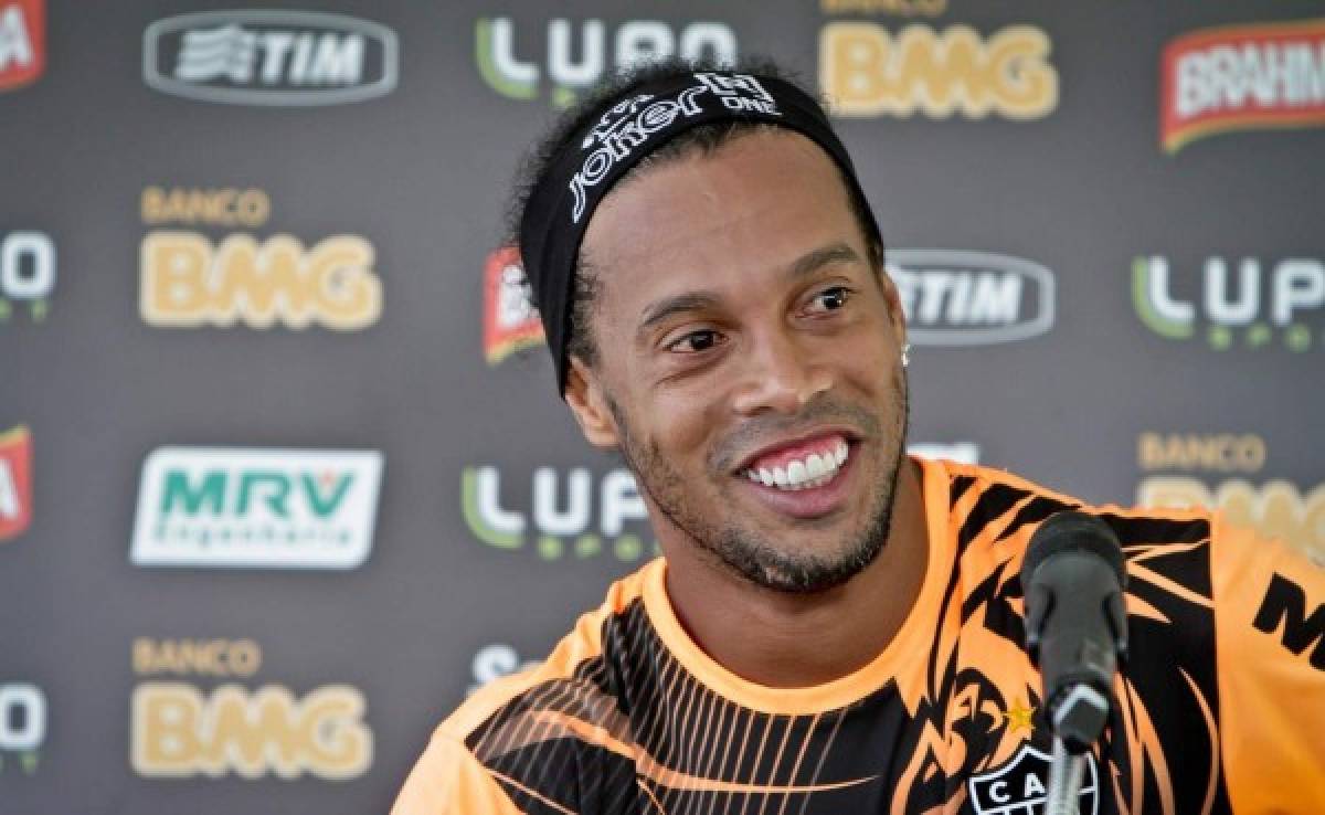 Ronaldinho descarta su retiro del fútbol