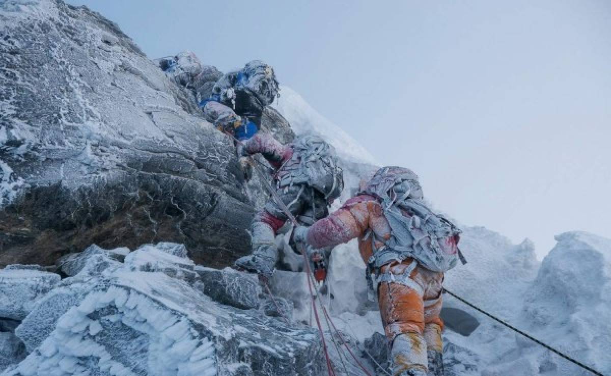 Tragedia en el Everest: Al menos 12 personas mueren tras una avalancha