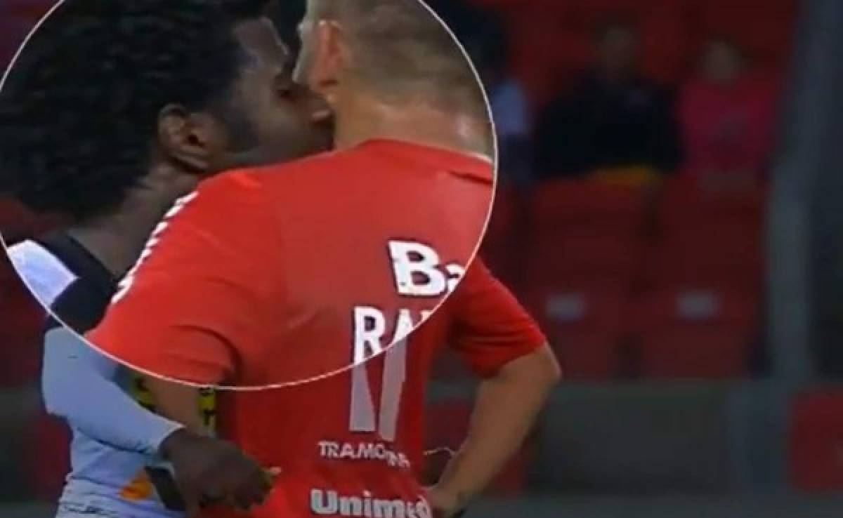 VIDEO: Jugador en Brasil besa a su rival para 'calmarlo'