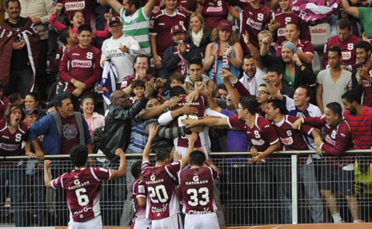 Jugador de Saprissa celebró su gol abrazando a su padre hondureño