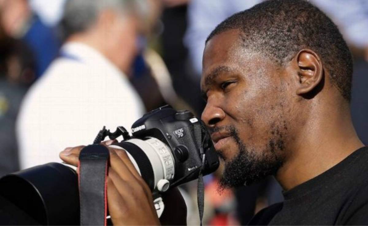 Kevin Durant la hizo de fotógrafo en el Super Bowl
