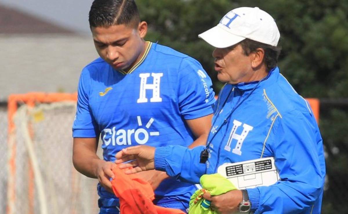 Emilio Izaguirre recibiendo instrucciones de Pinto en uno de los entrenamientos con Honduras.