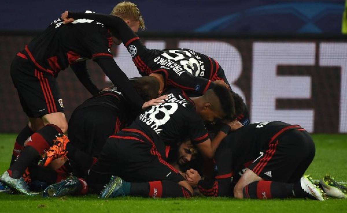 Bayer Leverkusen y la Roma empatan en un partido loco con doblete de Chicharito