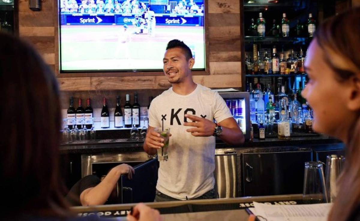 VIDEO: El hondureño Roger Espinoza la hace de bartender en el Kansas City
