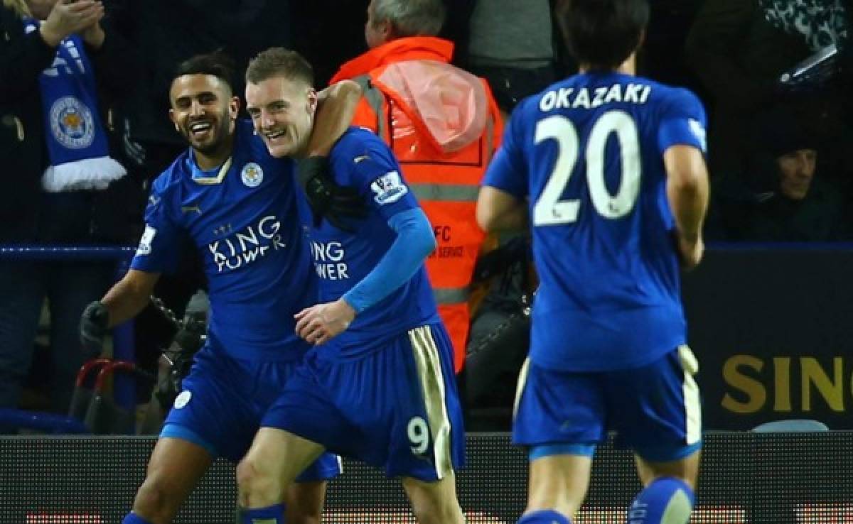 Un doblete de Vardy mantiene al Leicester en lo más alto de la Premier League