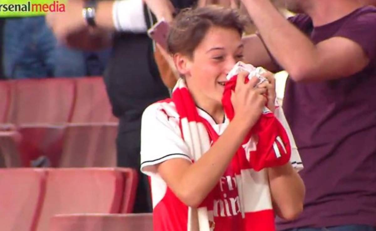 VIDEO: El gran gesto de Mesut Ozil con un joven aficionado del Arsenal