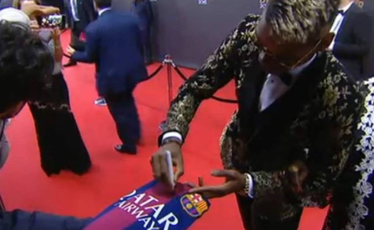 VIDEO: Pogba firma una camiseta del Barcelona y lo publica en su Instagram
