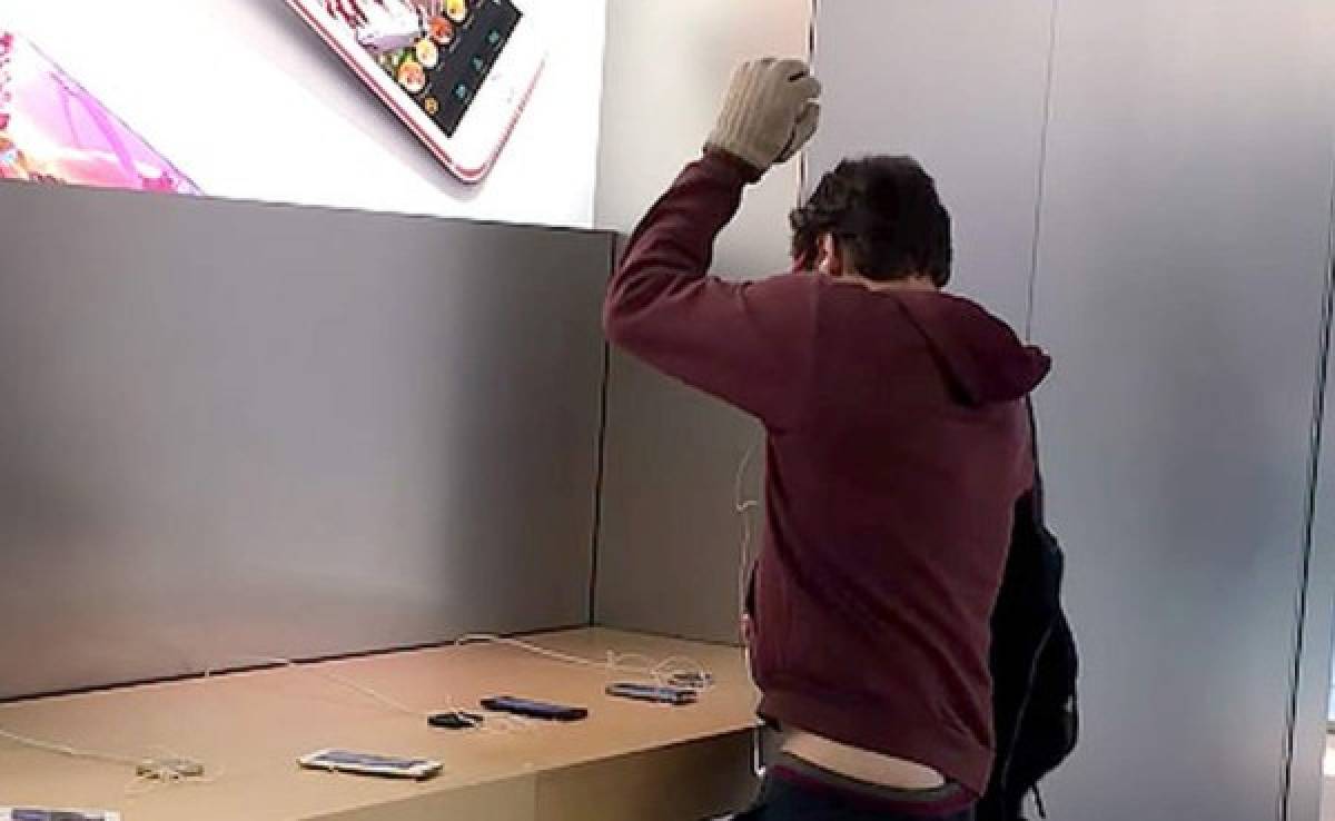 VIDEO: Francés destruye una Apple Store con una bolsa de hierro