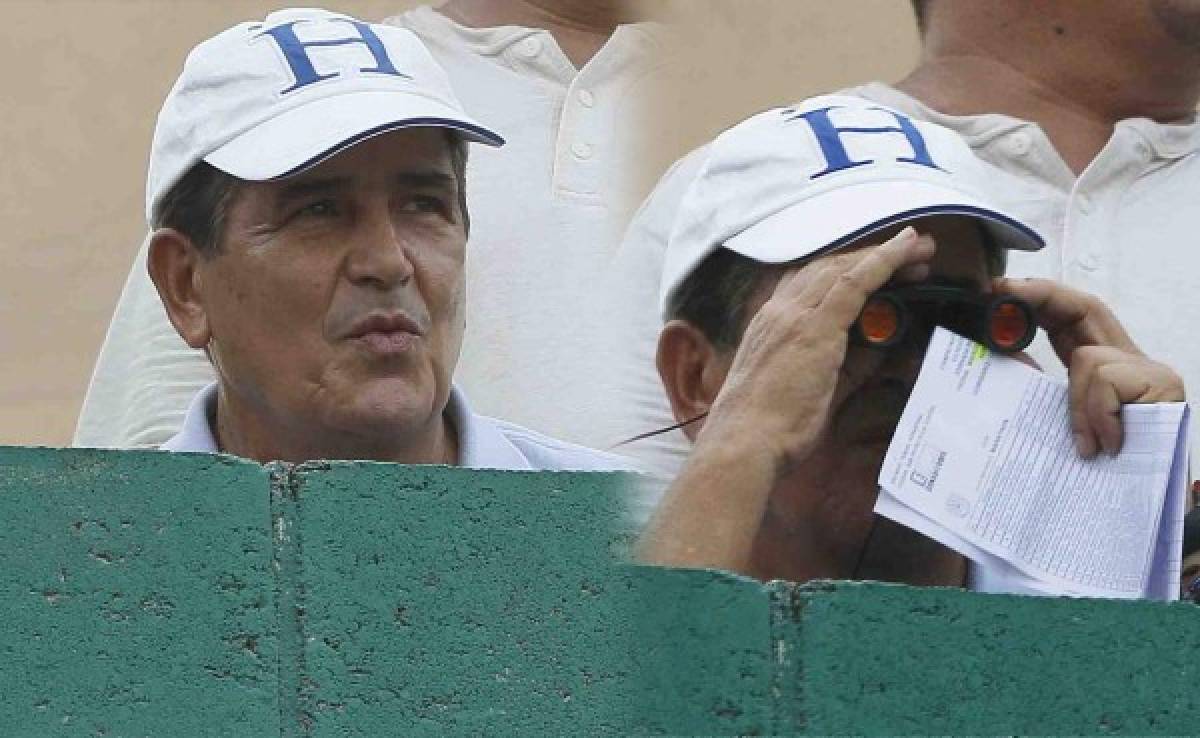 Pinto observa el juego Marathón-Real Sociedad con binoculares