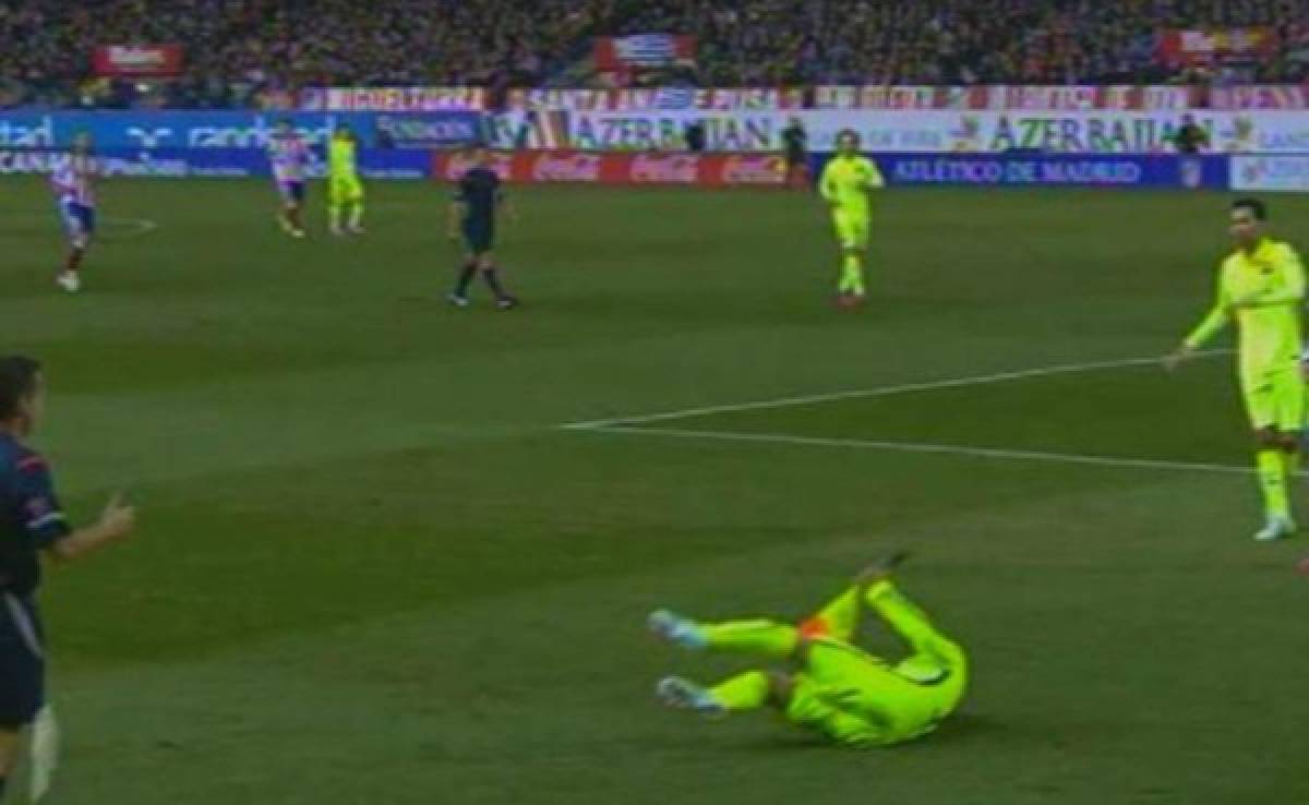 VIDEO: Jordi Alba recibe un 'banderillazo' del arbitro línea