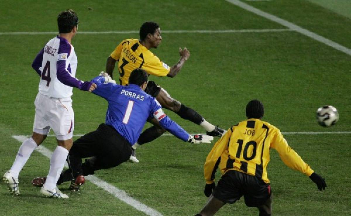 Mohammed Kallon hoots the ball to score his team&#39;s first goal before Costa Rican football club Deportivo Saprissa&#39;s goalie Jose Porras.