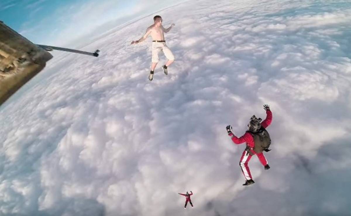 VIDEO: Un finlandés se lanzó a 4 mil metros de altura ¡sin paracaídas!