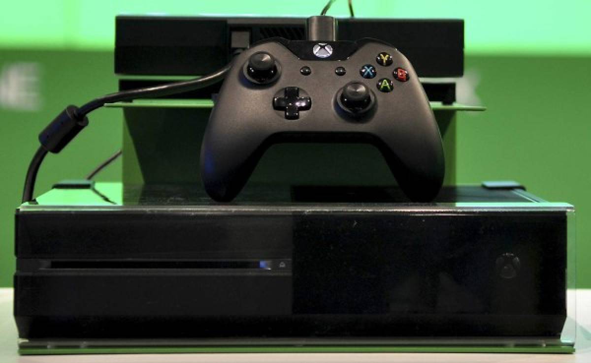 VIDEO: Padre obliga a su hijo a destruir el Xbox por sus malas notas
