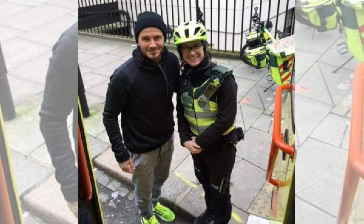 David Beckham hace la obra del día en Londres con una paramédica y su paciente