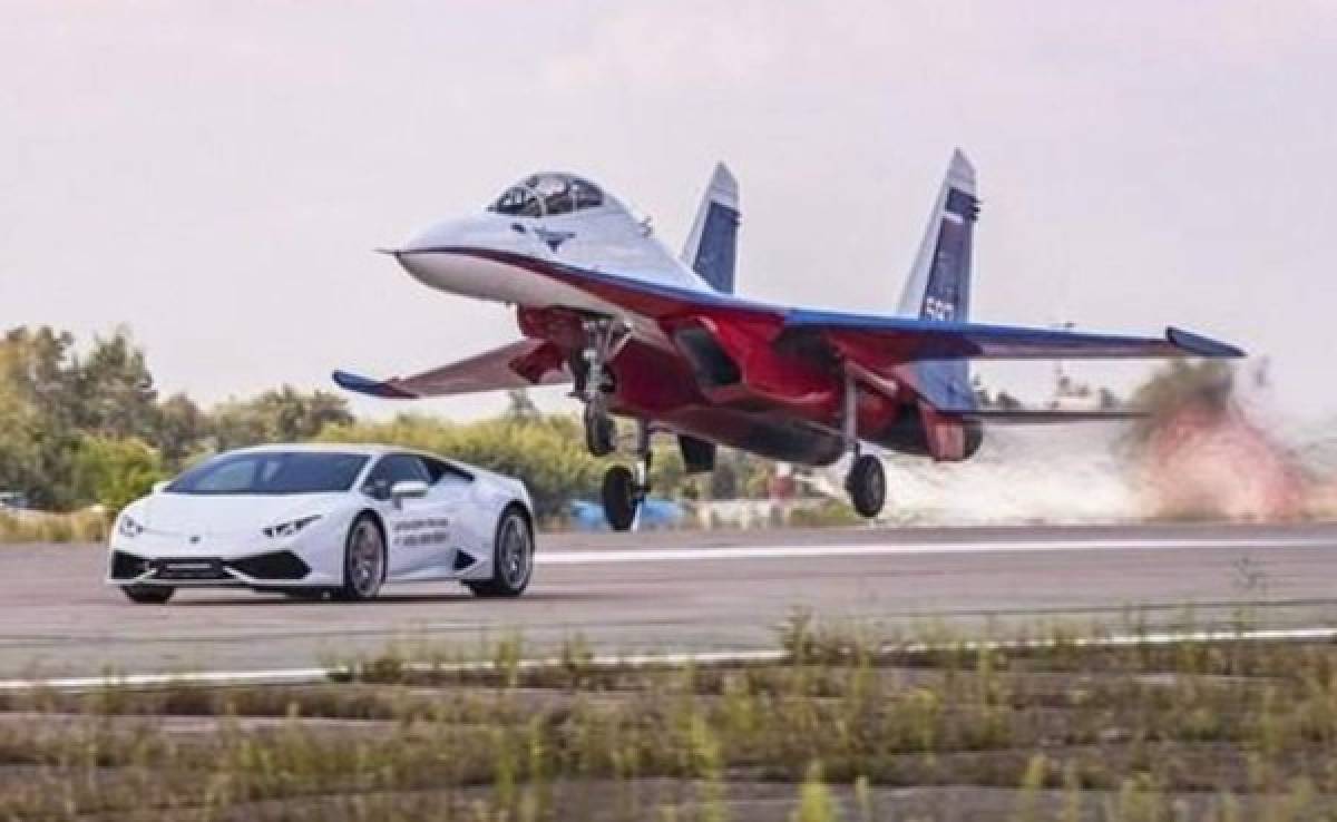 VIDEO: Un Lamborghini Huracán desafía a un avión de combate