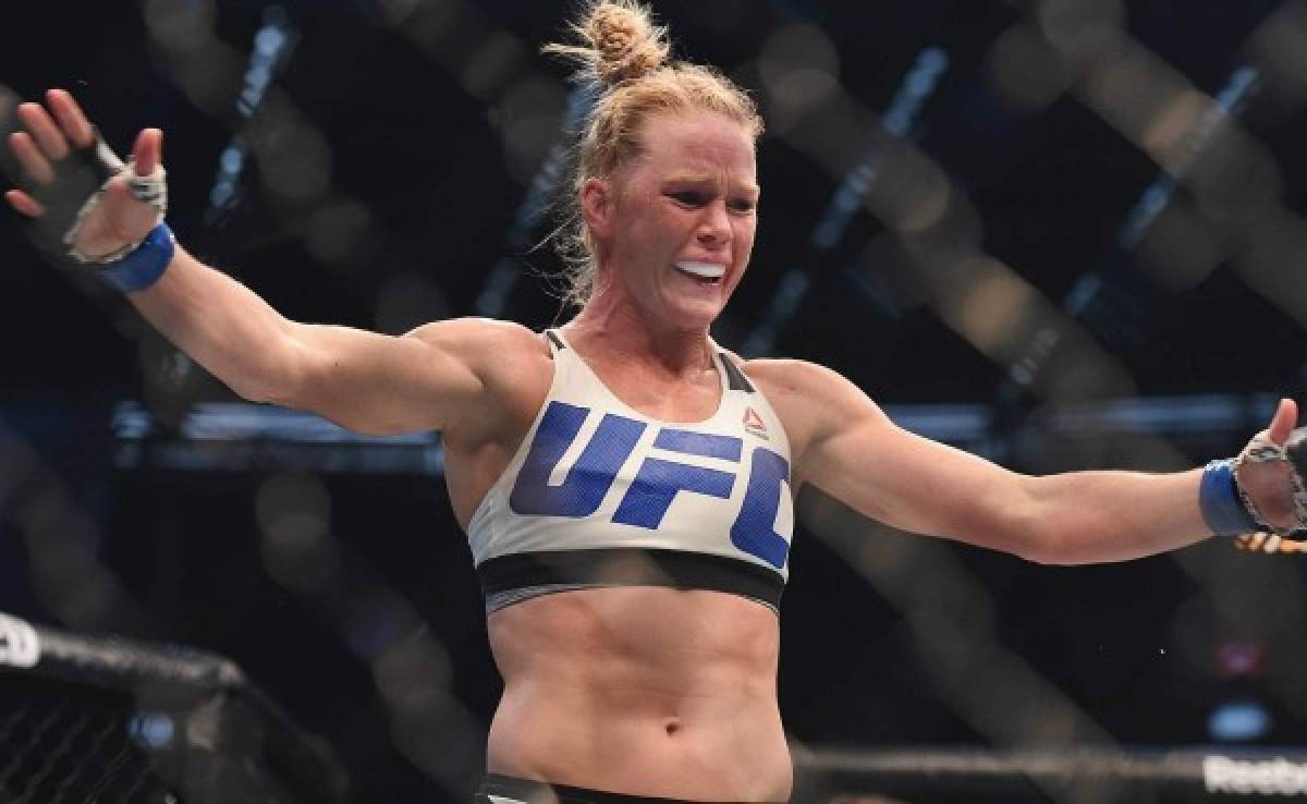 La peleadora Holly Holm brilló en los premios 'MMA Awards'