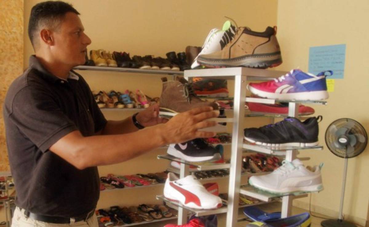 Emilio Umanzor está sin dirigir y ayuda a su esposa vendiendo calzado