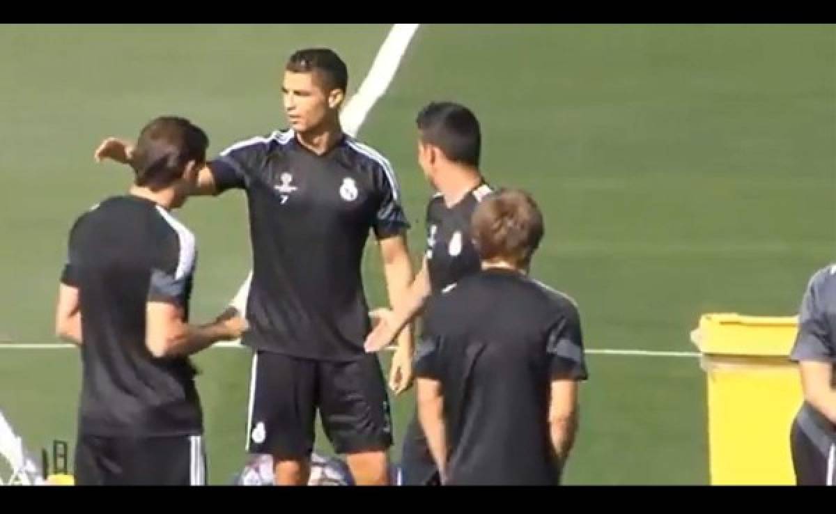 VIDEO: Cristiano Ronaldo saca de su equipo a James durante entrenamiento