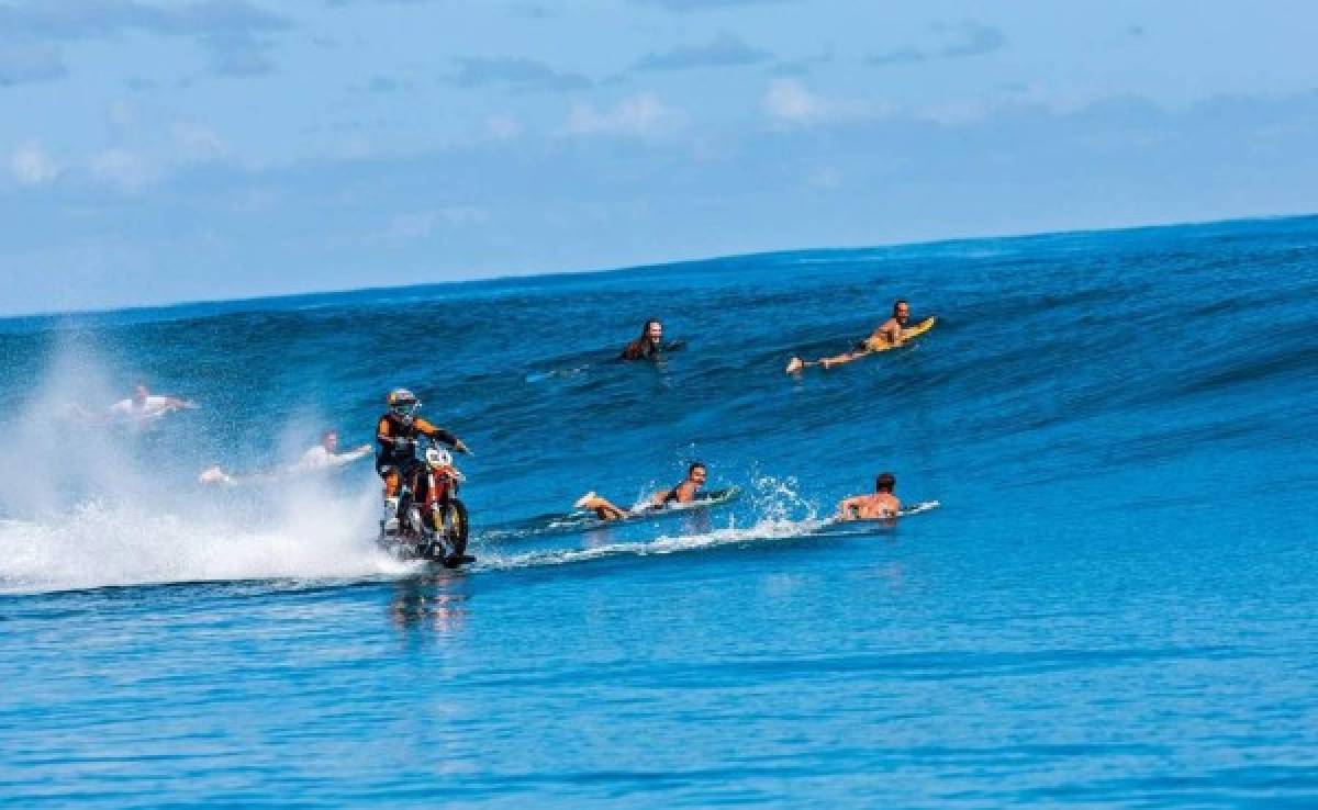 VIDEO: El hombre que surfea colosales olas en motocicleta
