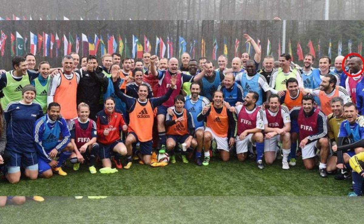 David Suazo posó con las demás leyendas del fútbol y con el presidente de la FIFA.