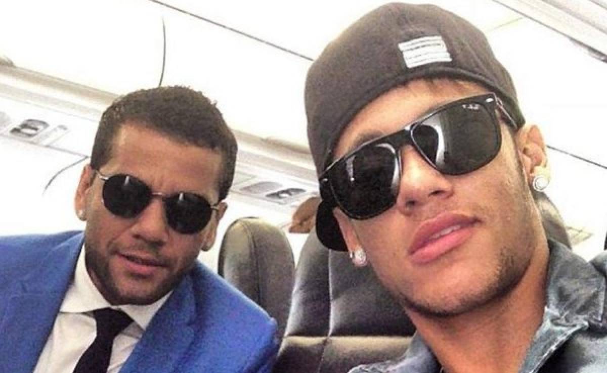 Dani Alves recomendó a Neymar que esté tranquilo y aprenda de sus errores