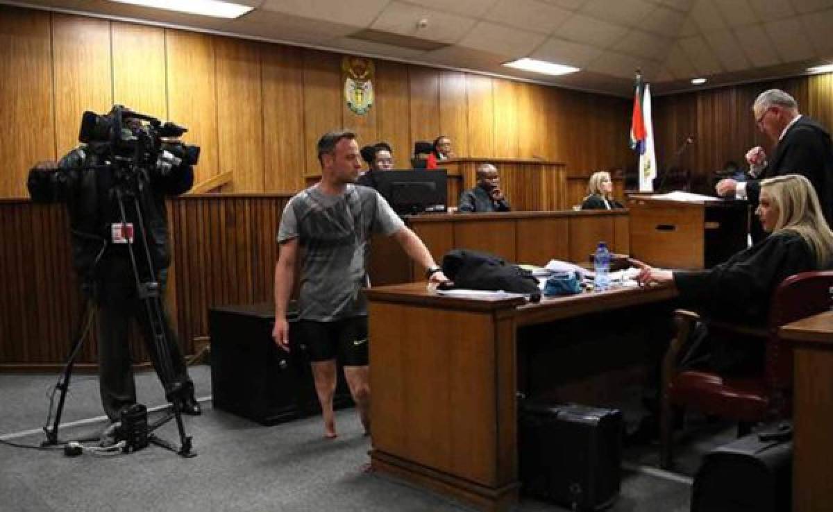 VIDEO: Oscar Pistorius caminó sin sus prótesis para recrear la noche del crimen