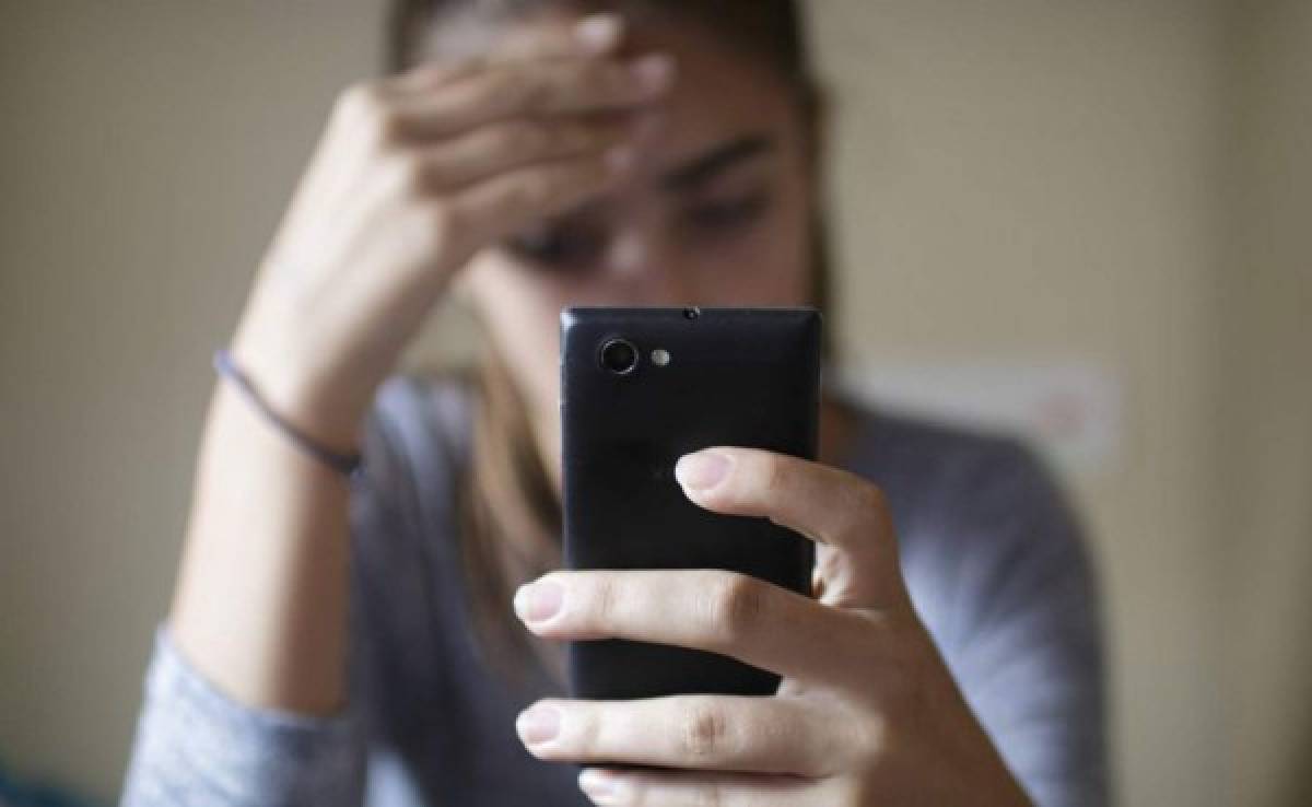 Castigo para mujeres que miren el celular de sus esposos en Arabia Saudita