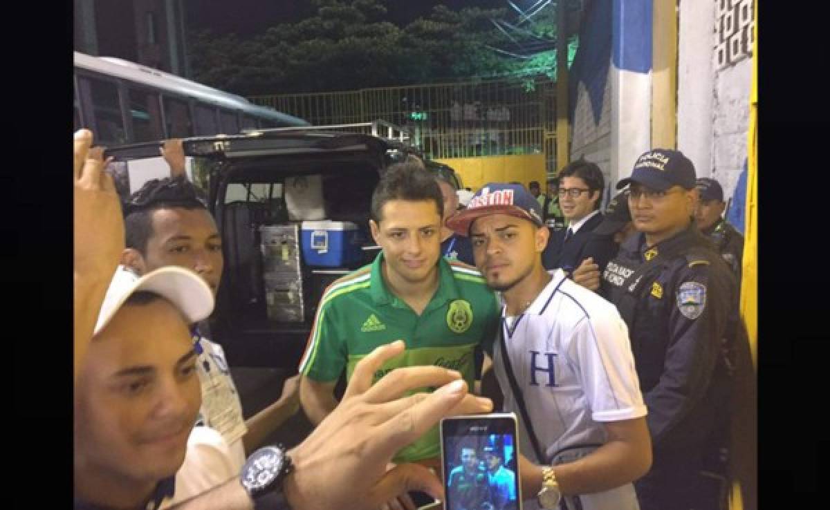 Chicharito Hernández compartió con afición de Honduras tras el triunfo