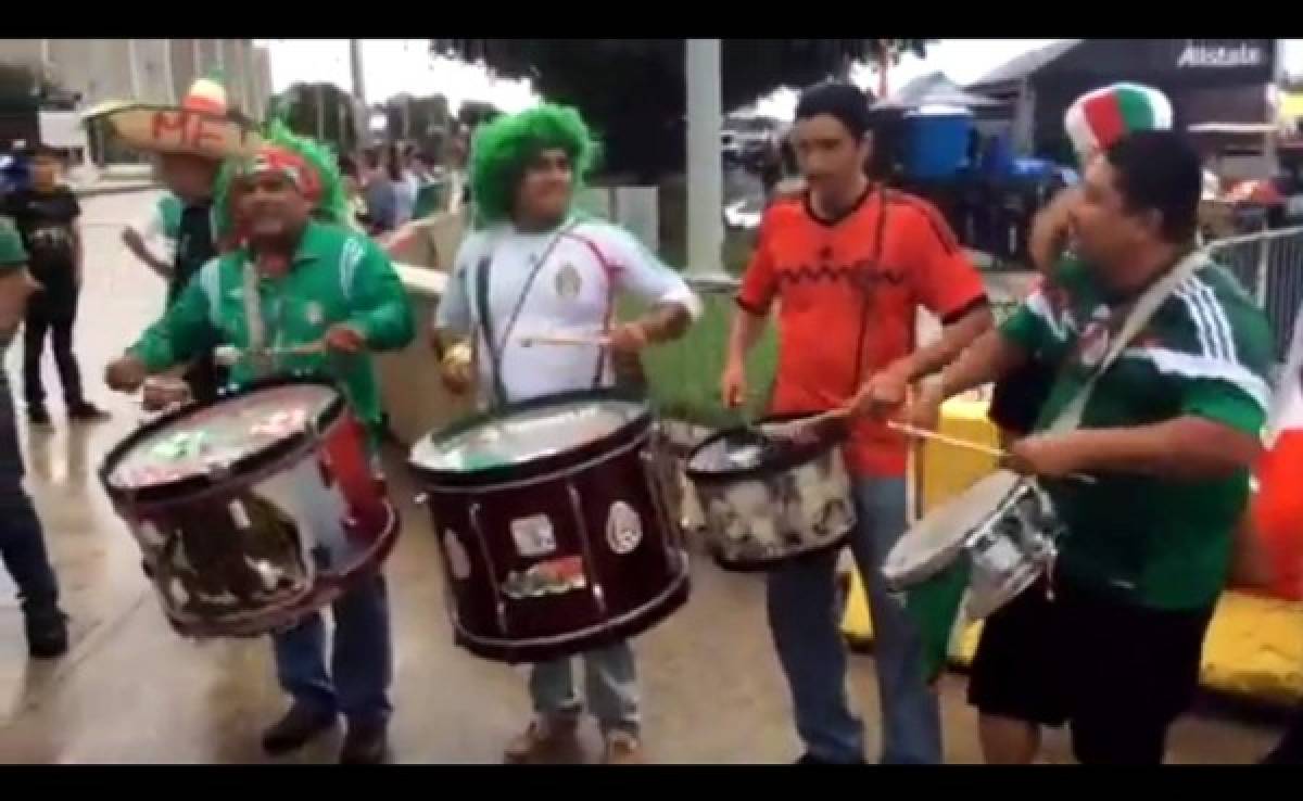 VIDEO: Así le cantan aficionados mexicanos a Honduras