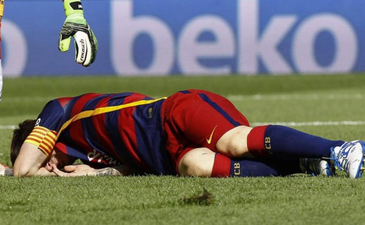FOTOS: El dolor de Messi por el golpe en su rodilla izquierda