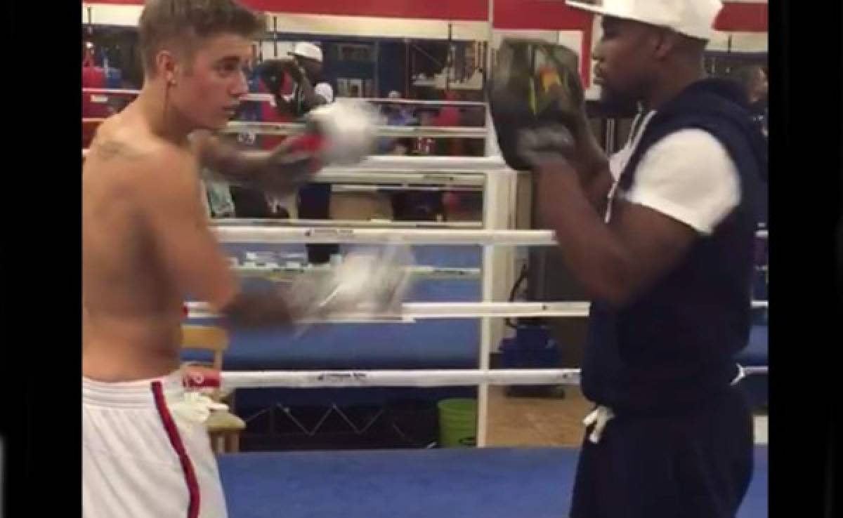 VIDEO: Justin Bieber se pone los guantes y sube a ring con Mayweather