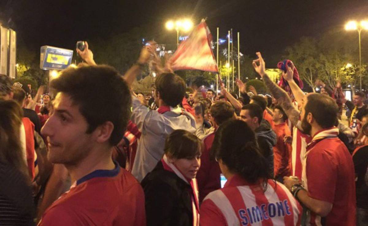 VIDEO: Aficionados del Atlético de Madrid acuden a Neptuno para celebrar el pase a la final