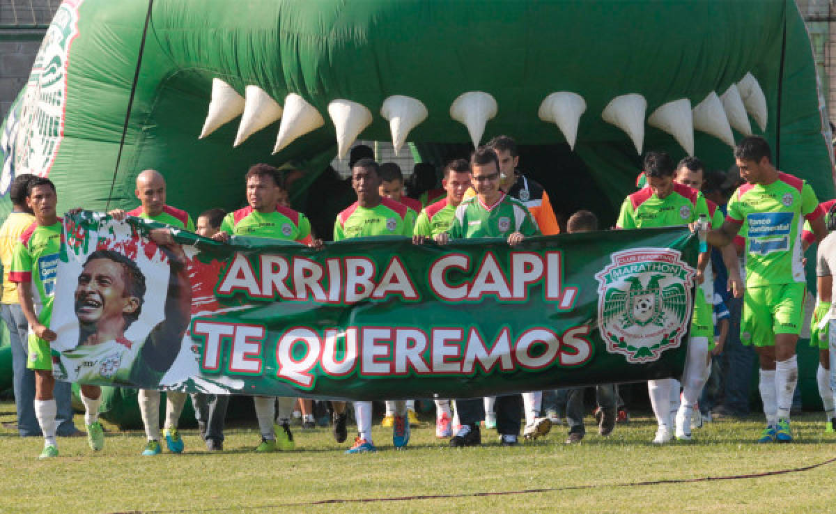 Jugadores de Marathón lucen pancarta de apoyo a Berríos