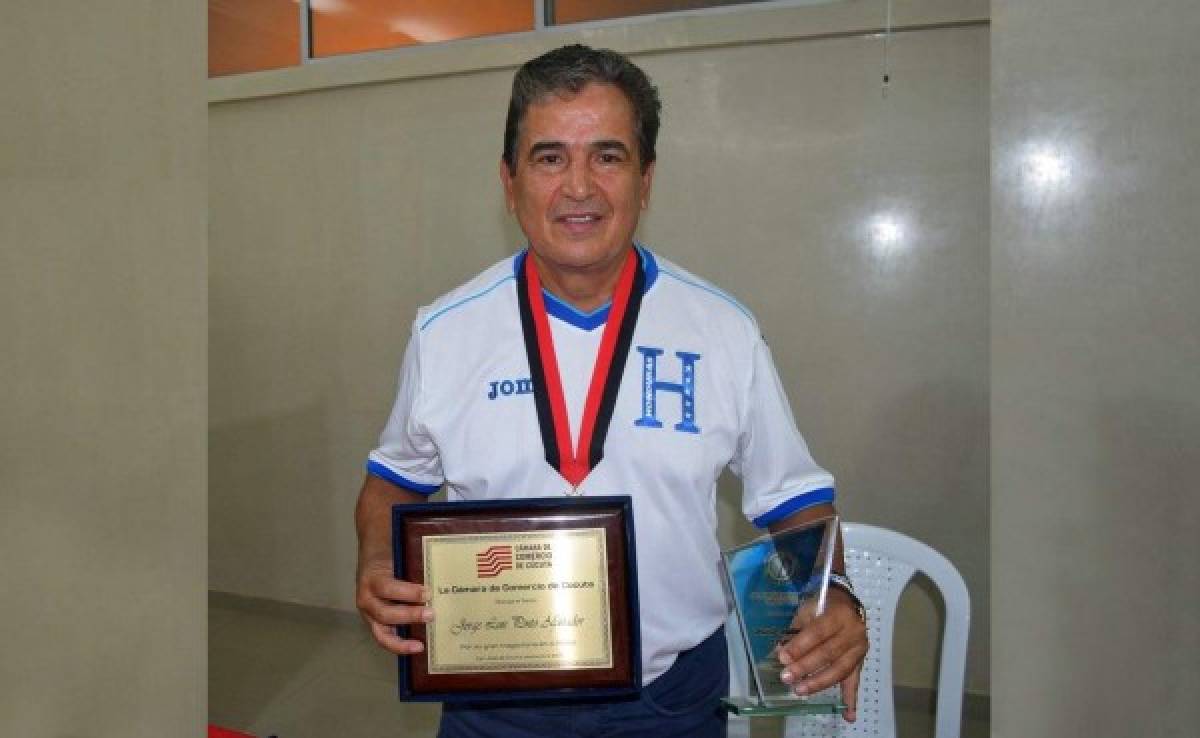 Pinto recibe reconocimiento en Colombia con la camisa de Honduras