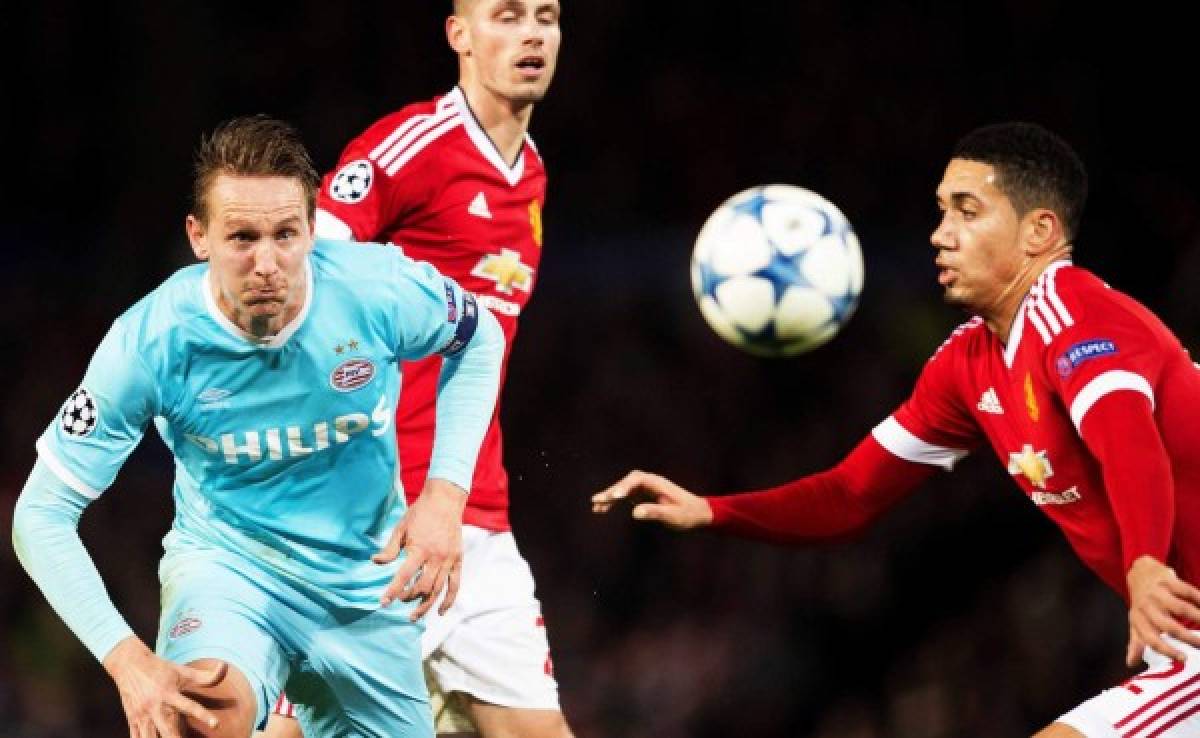 Manchester United no pasa del empate ante PSV y complica su pase a octavos